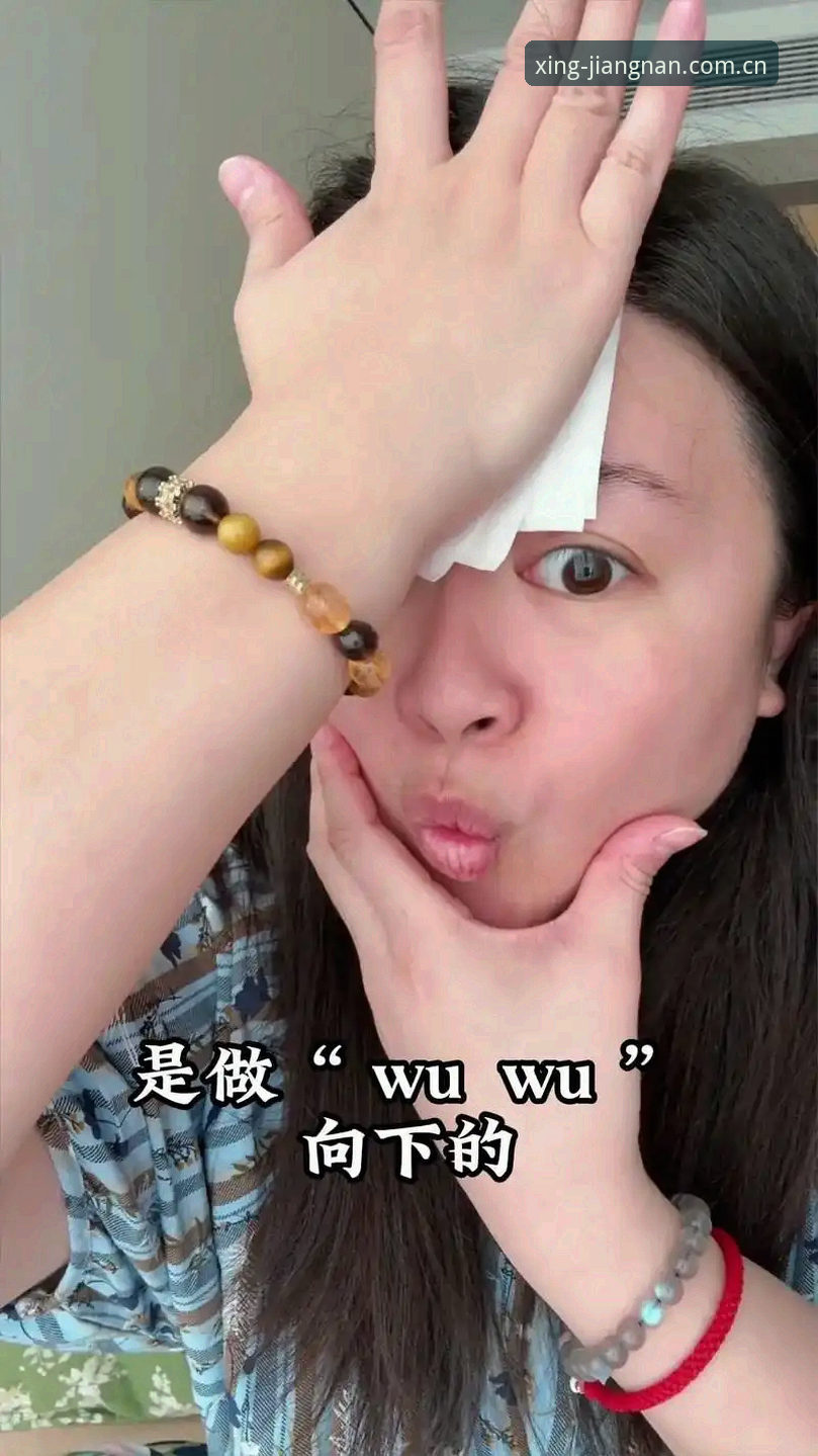 老张盯着手机屏幕，眉头皱成了川字。他等这场比赛等了三天，结果点进平台，赔率还停在上一轮。群里骂声一片，有人说“换网站吧”，有人说“这破软件早该扔了”。老张没吭声——他用了三年，数据、习惯、收藏的赛事列表都在这上面。不是舍不得，是折腾不起。